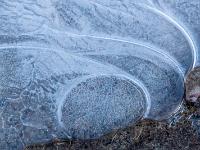 Feine Strukturen eingeschlossen in Eiswellen